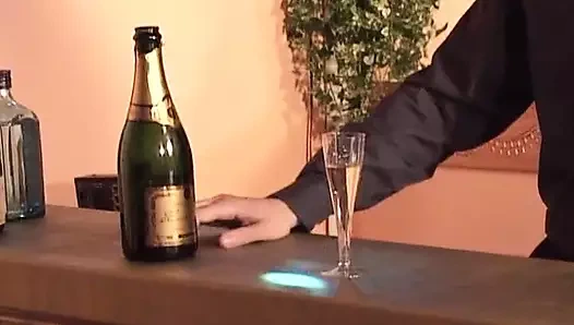 Baştan çıkarıcı Fransız bebekle şimdiye kadarki en ateşli anal sikiş