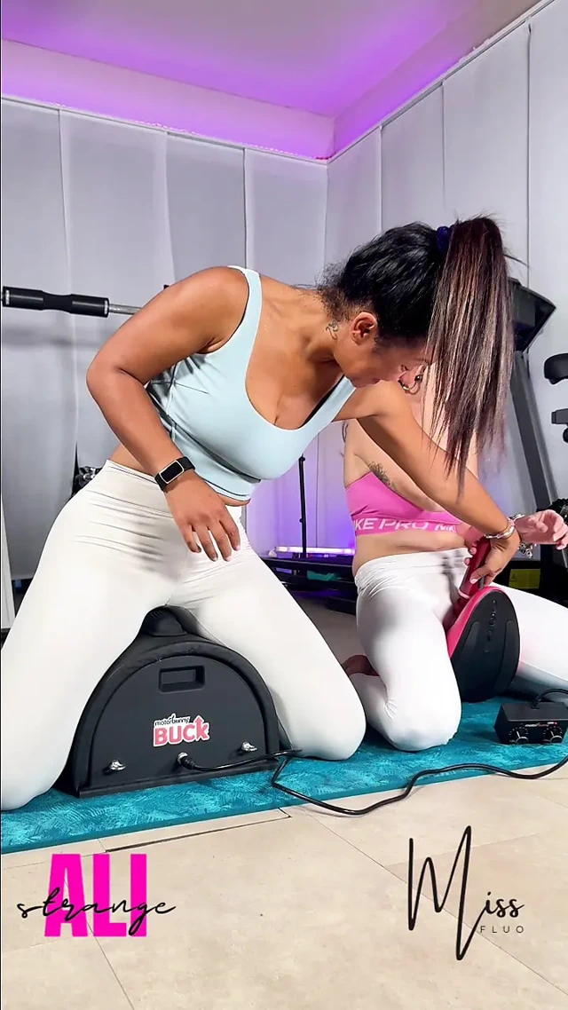 Lezbiyenler kıllı amcıklarla sikiş makinesinde eğleniyor