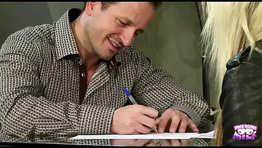 Baştan çıkarıcı sarışın bomba striptiz yapıyor ve domaltarak seks yapıyor