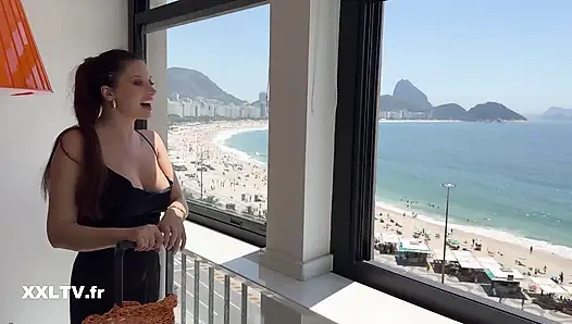 Ona clea gaultier ve anna polina hizmet ediyor