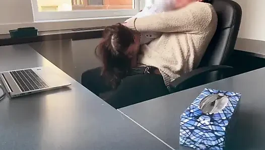 İşini kurtarmak için patronunu emiyor ve sikiyor