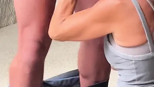 Orta yaşlı seksi kadın oral seks