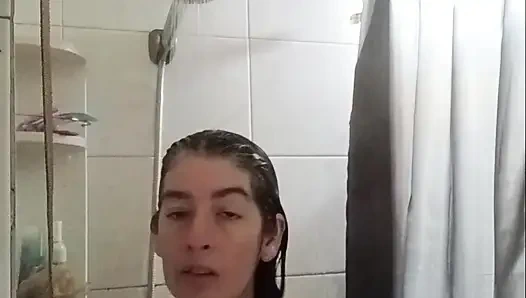 Orta yaşlı seksi kadın duş alıyor