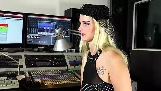 Ateşli sarışın kayıt stüdyosundaki adamı baştan çıkarıyor ve amını sert siktiriyor