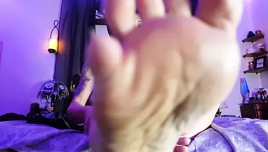 Bir kovboy kızın kendi ayaklarını memnun etmesini izlemek istiyorum