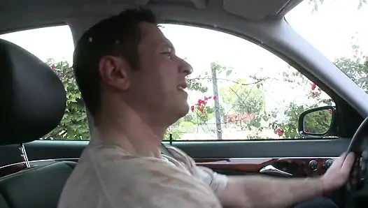 Büyük memeli güzellik amcığını parçalıyor