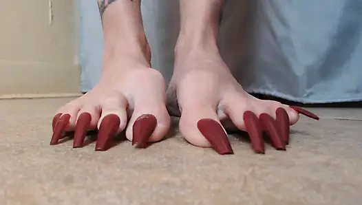 Uzun tırnaklara dokunuyor