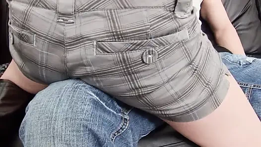 Seksi dövmeli esmer sikiliyor ve götüne püskürtülür