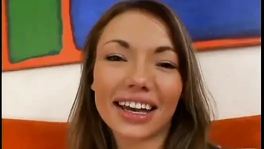 Azgın hatun sert bir yarağa güzel bir oral seks yapmaktan hoşlanıyor