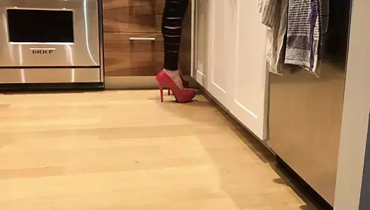 kırmızı topuklu yırtık tayt seksi bacaklar