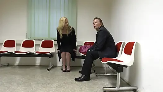 Güzel sarışın tren istasyonunun içinde büyük yarağı buluyor ve sikiyor