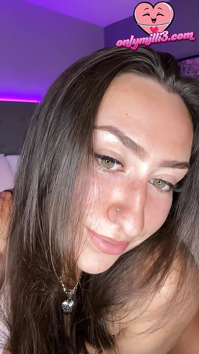 İngiliz üniversiteli kız pembe elbisesiyle soyunuyor