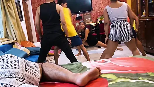Sabah yogası uygulaması ve öğretmen ve öğrenci birbirini sikiyor, sert grup seks