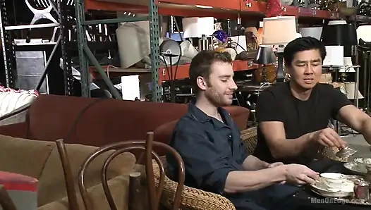 Dev yaraklı heteroseksüel adam