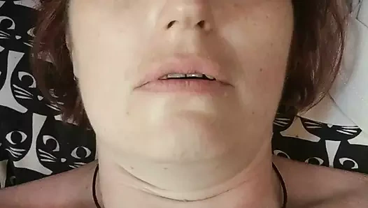 Ateşli kıllı olgun orta yaşlı seksi kadından sansasyonel, seksi, fışkırtıyor