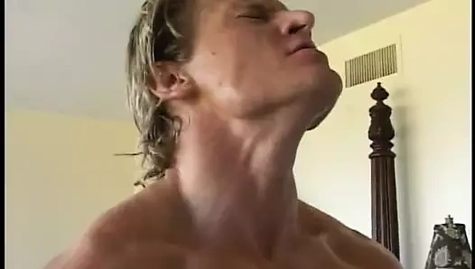 Sarışın fahişe yerde sert sikiliyor