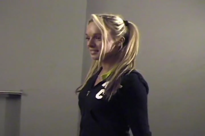 परफेक्ट फ्रेंच सुनहरे बालों वाली दो मोटे लंड की देखभाल करती है