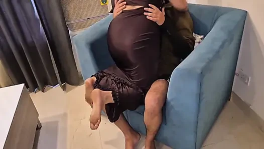 Hintli gerçek evli kadın kocasının arkadaşı tarafından tatmin ediliyor