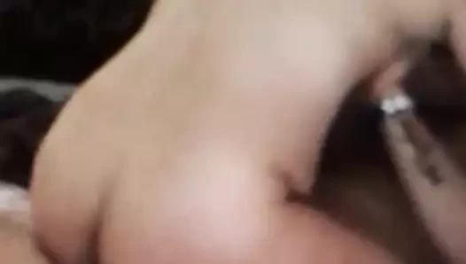 Esta puta disfruta de dos vergas