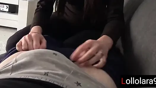 Kötü kız xbox oyunumu bölüyor ve yarağımı sıvazlıyor