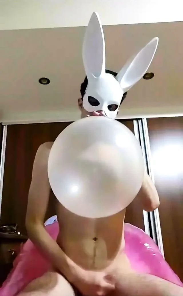 Bunny looner yayında mastürbasyon yaparken şişme pembe sandalyesini ve büyük net bir balonu patlatıyor