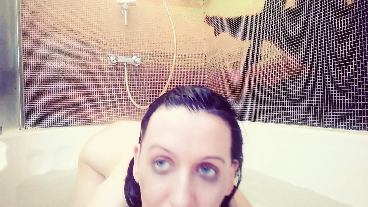 Kıllı amlı kız külotunu alır ve köpük banyosunda banyo yapar