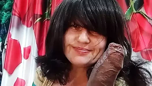 Gerçek sürtük orta yaşlı seksi kadın mükemmel emme becerilerini sergiliyor