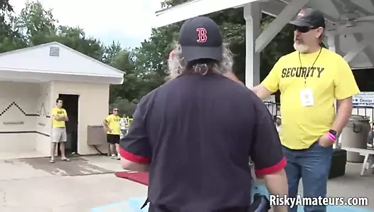 Busty amatör piliç yayılıyor onu seksi bacaklar açık havada