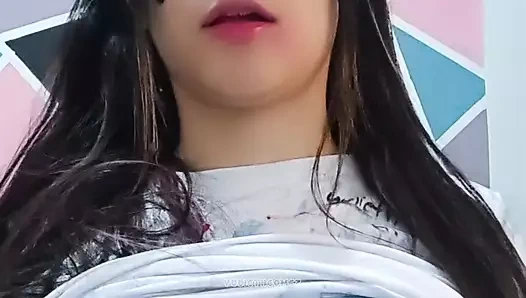 Yaramaz üniversiteli kız zengin göğüslerine dokunuyor