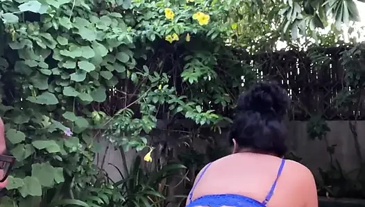 Kovboy kız kraliçesi Asyalı genç kız sert biniyor
