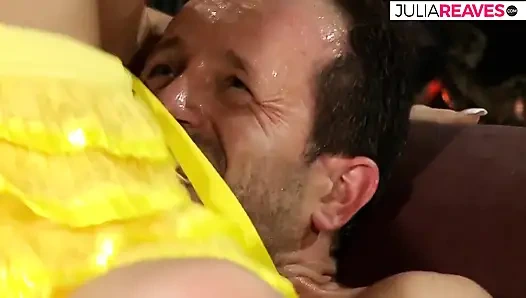 Seksi kız kanepede sakso çektikten sonra büyük bir yarağa biniyor