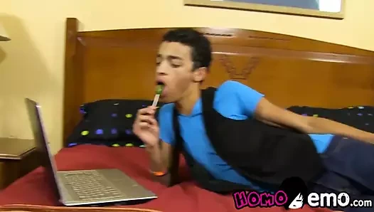 Emo twinky doldurma onun sevimli erkek arkadaş ile büyük horoz