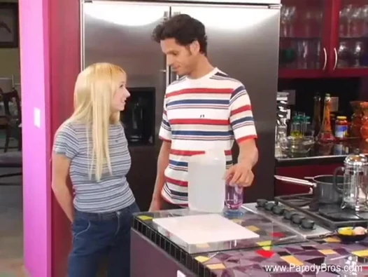 Tatlı sarışın genç kız büyük yarağa biniyor