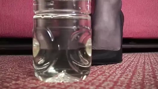 Güzel orta yaşlı seksi kadın şişeye işiyor ve kölesini püskürtuyor