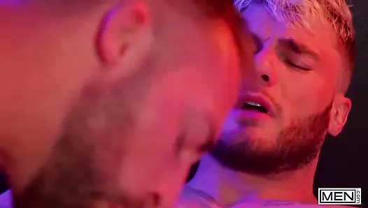 Erkekler - William'ı sadece senin için seksi bir azdırma yaparken izle, tatlı göğüslerini göstermek için tişörtünü yukarı itiyor