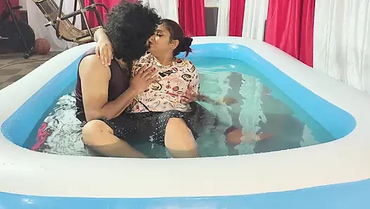 Mallu çift yüzme havuzunda sikişiyor ve oral seks yapıyor