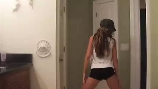 Tatlı sarışın dansçı