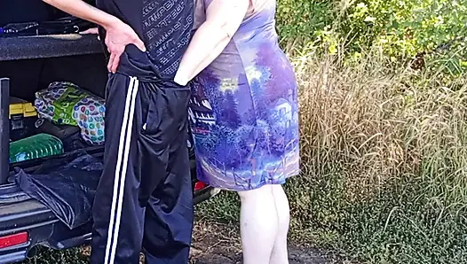 Halka açık bir parkta, üvey annemi amından domaltarak sikiyorum, sonra ağzına ve bir dakikada iki kez boşalıyorum