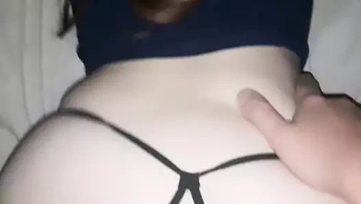 Bakış açısı Taylandlı genç kız karanlıkta sikiliyor ve partiden sonra sıkı amına dölleniyor