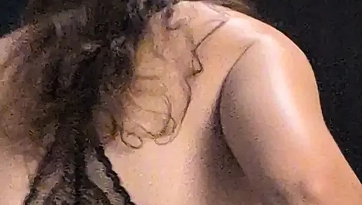 Yastıkla sikişiyor ve orta yaşlı seksi kadın fışkırtıyor
