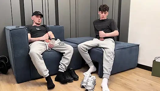 İki adam birlikte mastürbasyon yapıyor