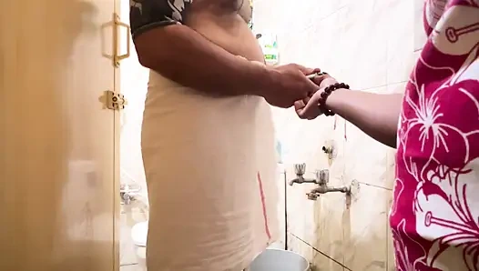 Hintli kız tıraş olmaya yardım ediyor ve yarak ve göt emiyor çok ilginç hareket