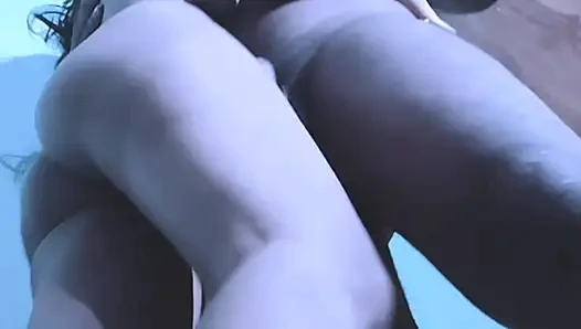 Sevimli ateşli üvey kız kardeş sakso çekiyor