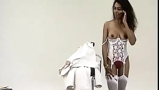 Almanya'dan zenci hatun fotoğraf çekiminde poz veriyor