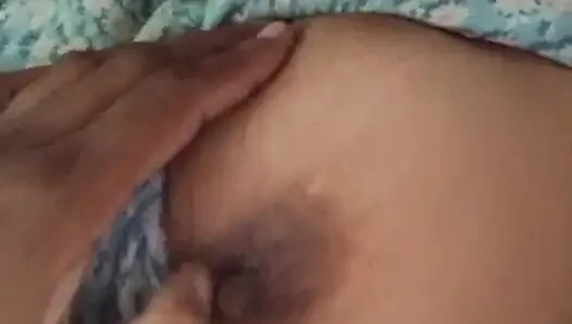 Ateşli esmer kadın oyuncak ayının üstünde dev dildoyla mastürbasyon yapıyor