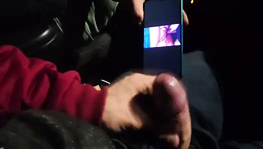 Neredeyse yakalanıyordum! Trafikte önümde mastürbasyon yapıyor, izlemeyi seviyorum. Büyük boşalma!  Bölüm 2