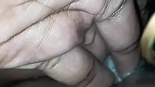 Hintli baldız Hintli seks videosunda götünü ve amını parmaklıyor