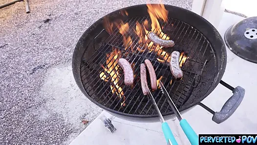 Kız arkadaşım 4 Temmuz barbeküsünden sonra sosisimi yiyor!