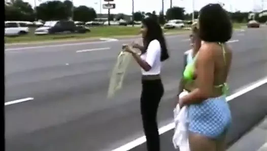 Randi, 2000 yılında bir porno yıldızı yardım kuruluşunda araba yıkamada fırtına kopardı.