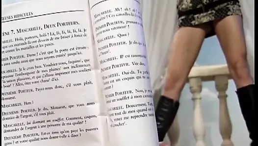 Cycata brunetka milf palce i zabawki jej kapiące dziury